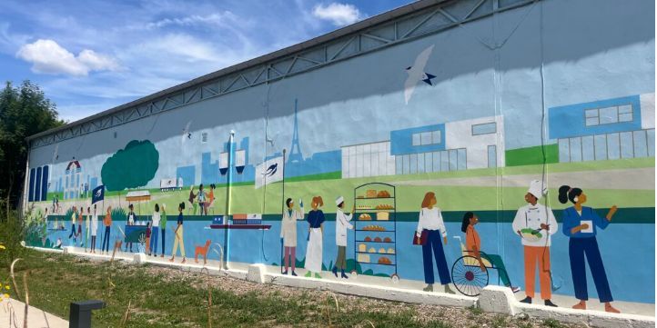 Une fresque contemporaine face à un lieu chargé d’histoire